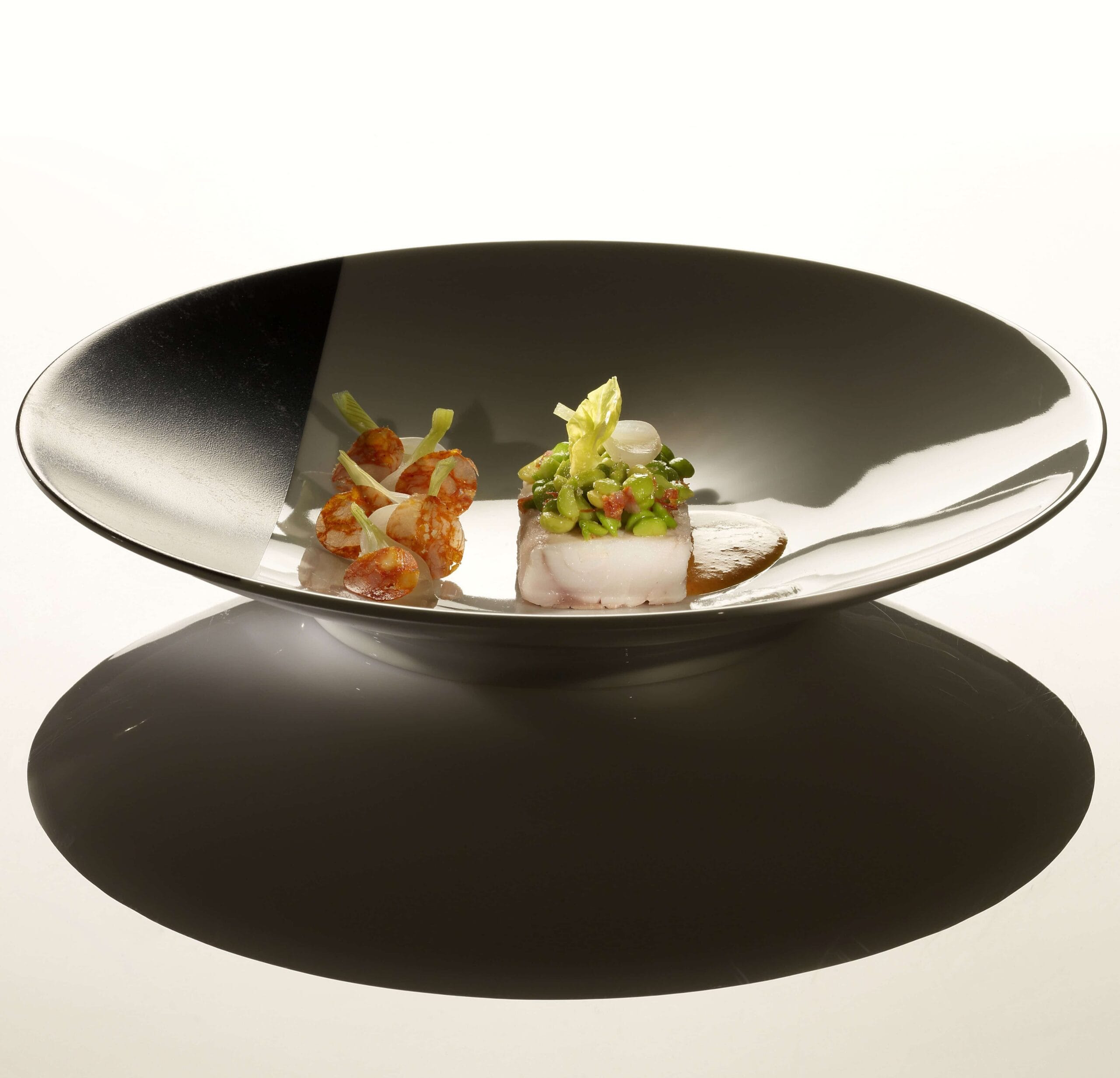 Blanc de bar, petit pois aux oignons nouveaux, crème et lamelles de chorizo doux