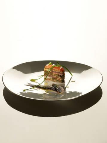 Club sandwich de sardine au pain de seigle, fleur d’ail, tomate olivette, œuf dur