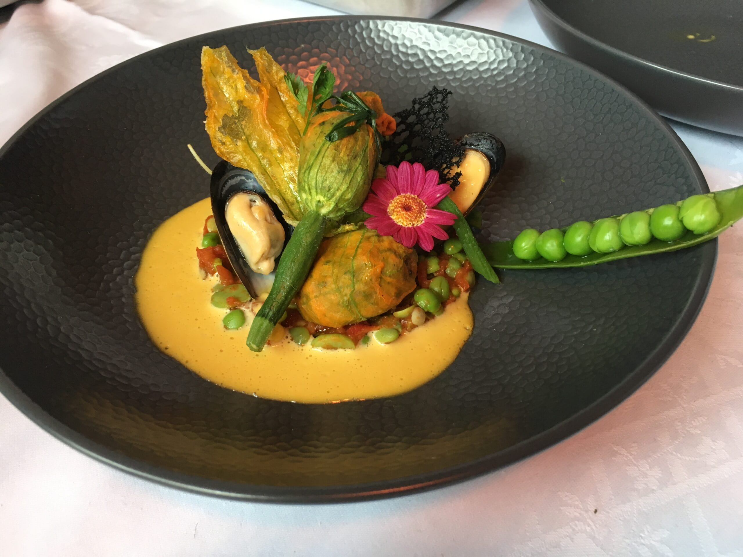 Courgettes farcies aux moules, ragoût de fèves et petits pois à la provençale