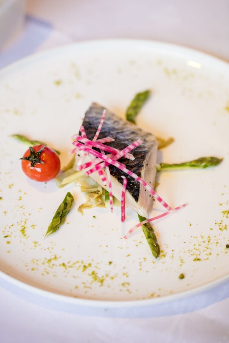 Filet de Mulet, artichauts violets, tomates cerises, espuma d&rsquo;asperges vertes