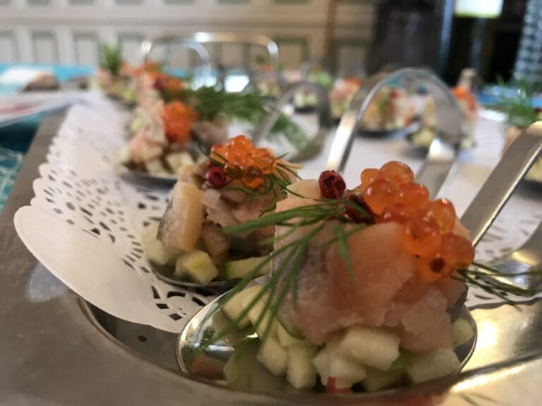 Tartare de hareng aux baies roses