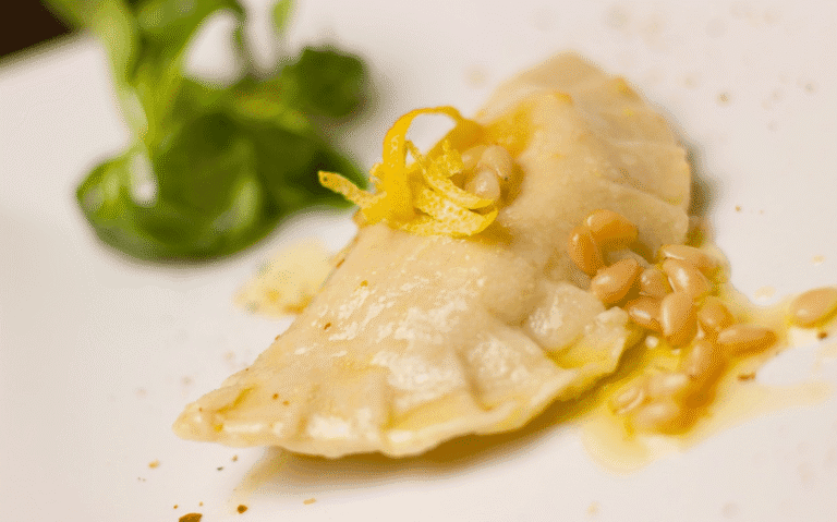 Raviole de tacaud et lard fumé, velouté de cresson au citron confit